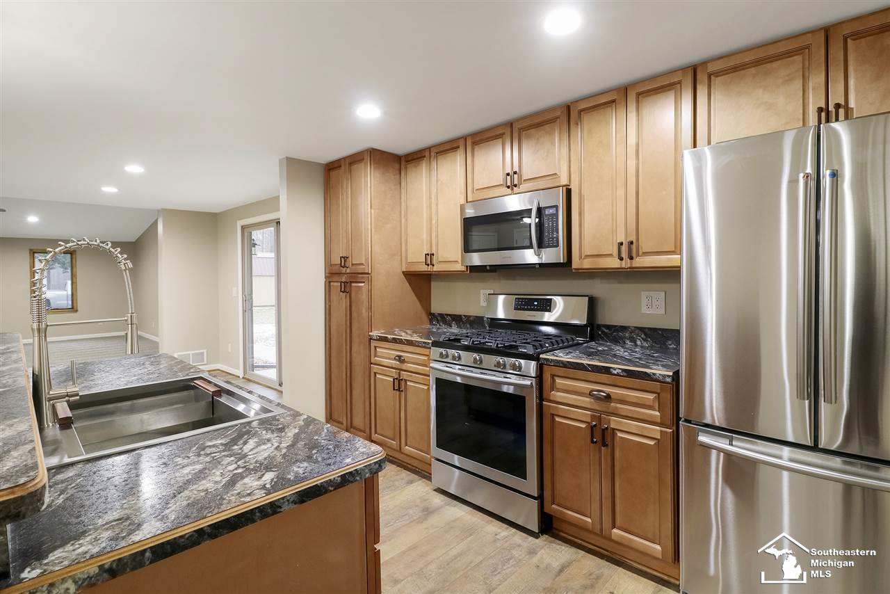 22699 Merriman Road New Boston, MI 48164 - Photo 10 of 40 31366825-9.JPG