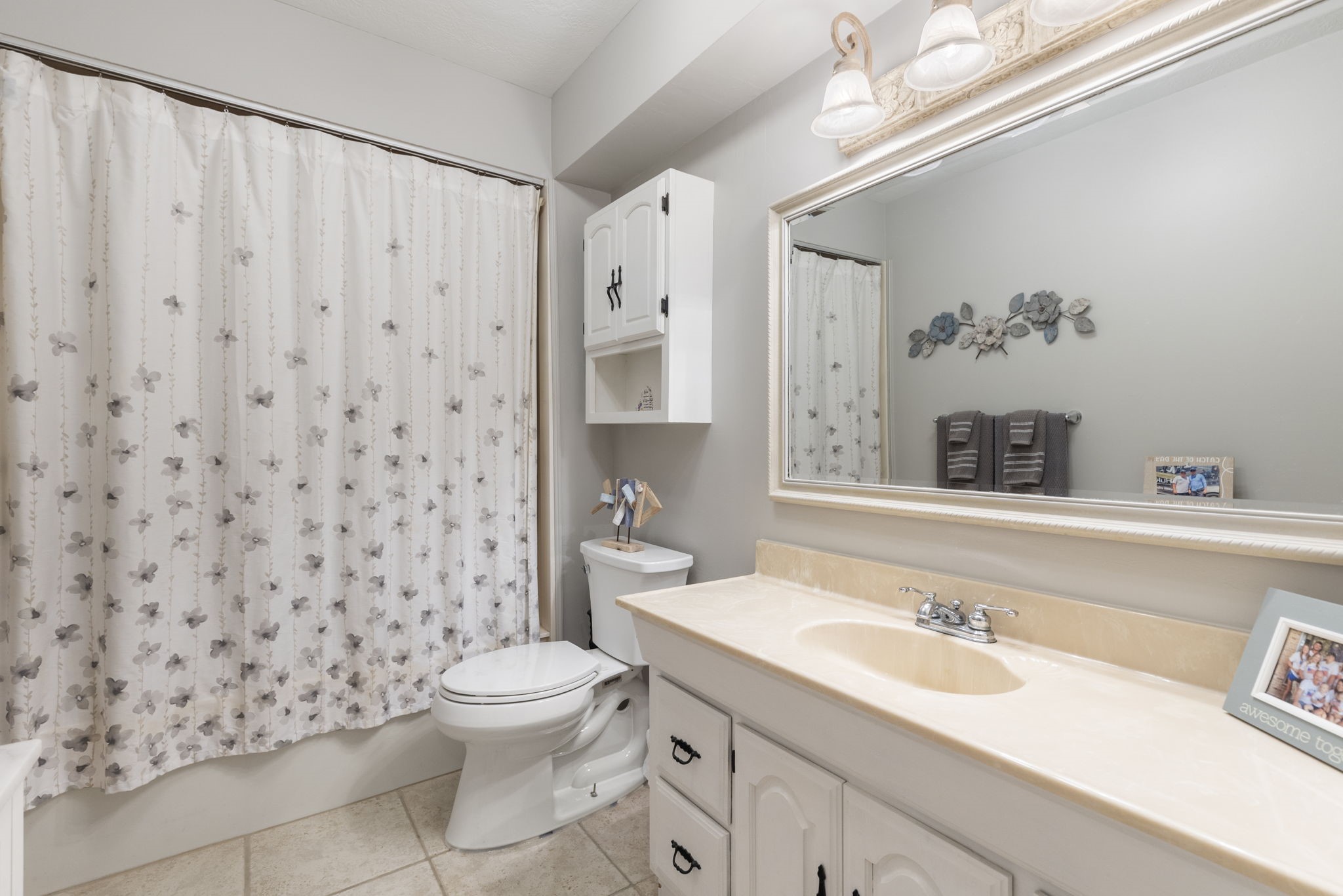 245 Lakeland Road Huntsville, TX 77320 - Photo 28 of 49 Secondary bathroom with tub and shower combo