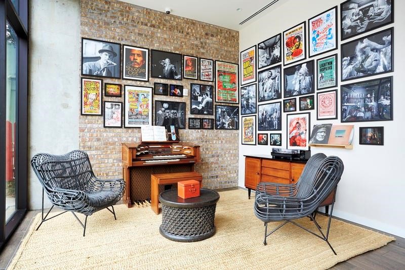 3550 Main Street, Unit 4415 Houston, TX 77002 - Photo 15 of 46 a living room with furniture a bookshelf and a window