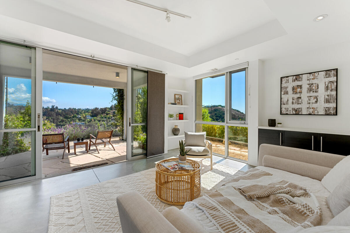 350 Conejo Road Santa Barbara, CA 93103 - Photo 6 of 47 Living Room
