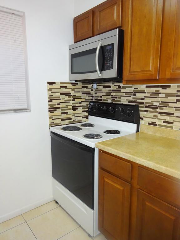450 Southwest 2nd Avenue, Unit 107A Boca Raton, FL 33432 - Photo 3 of 21 Built-in Microwave