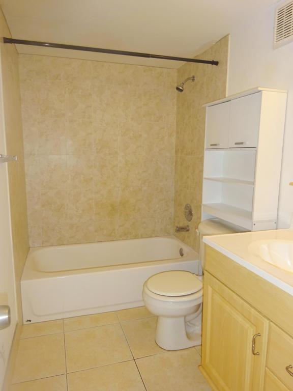 450 Southwest 2nd Avenue, Unit 107A Boca Raton, FL 33432 - Photo 8 of 21 Bathroom!