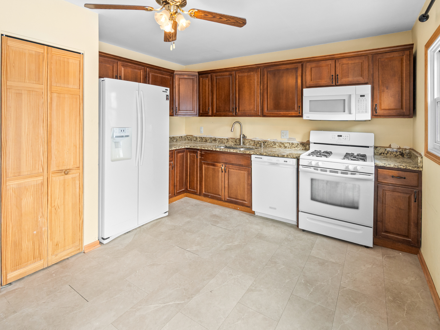 525 Glen Avenue Romeoville, IL 60446 - Photo 4 of 14