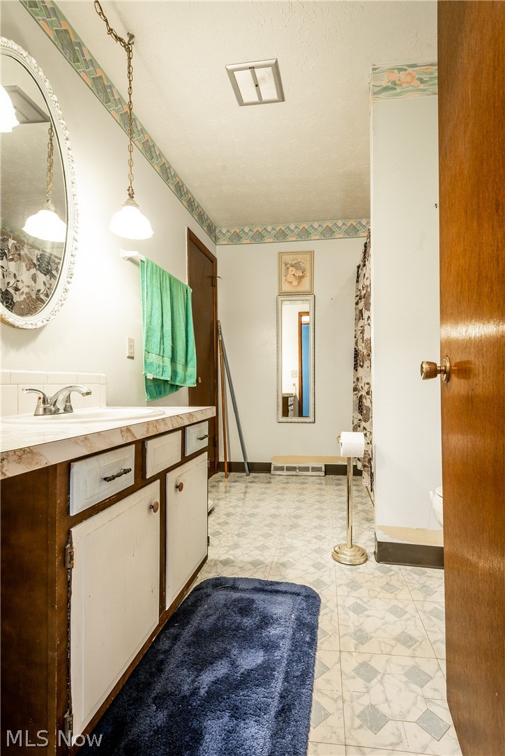 4835 2nd Street Northwest Canton, OH 44708 - Photo 18 of 28 Full bathroom with access from the hall and the master bedroom
