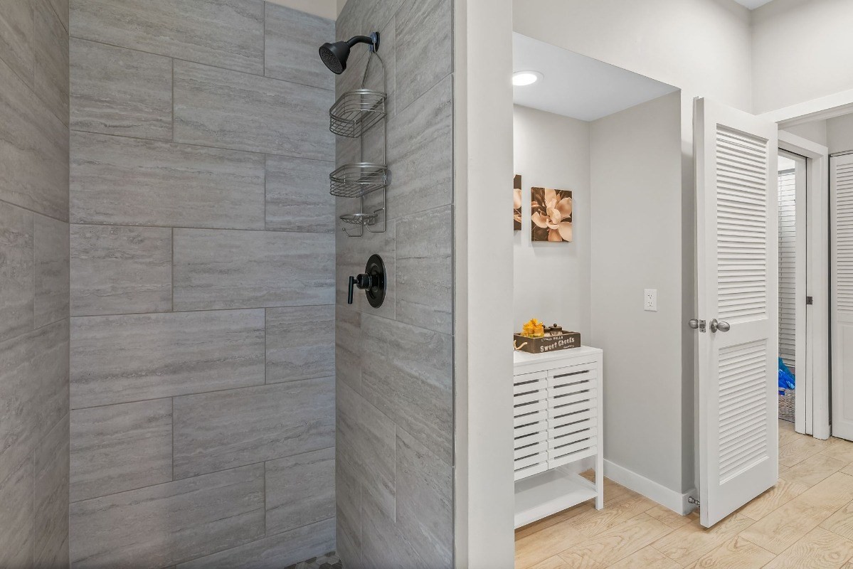 2370 Ho'ohu Road, Unit 522 Koloa, HI 96756 - Photo 24 of 29 a bathroom with a shower