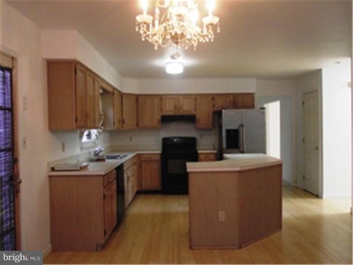 213 West Silver Fox Road Newark, DE 19702 - Photo 10 of 16 Kitchen