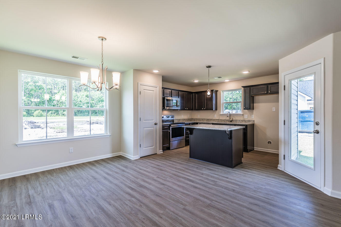 504 Ridgeland Lakes Drive Ridgeland, SC 29936 - Photo 7 of 39 7 Dining and kitchen