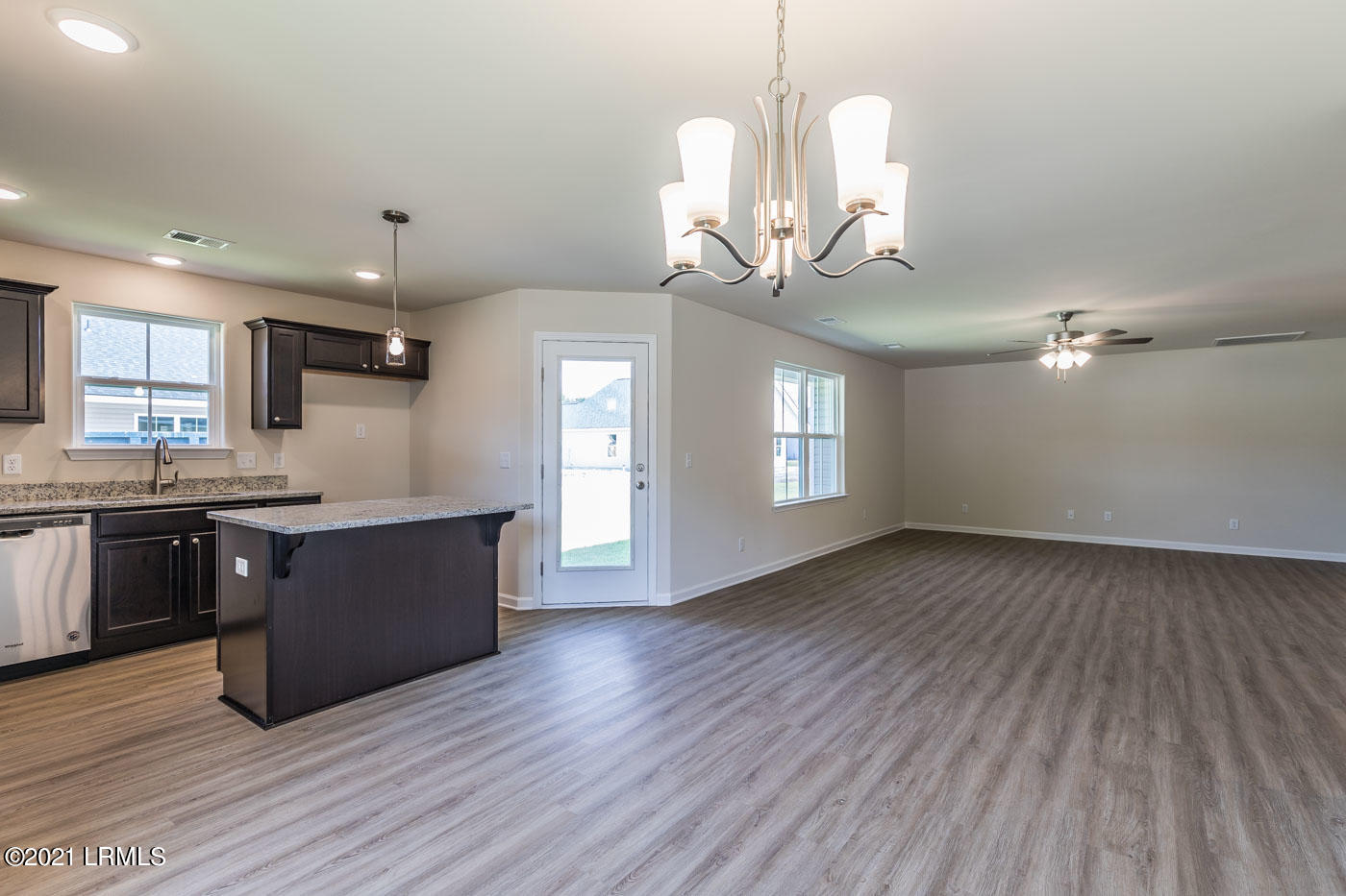 504 Ridgeland Lakes Drive Ridgeland, SC 29936 - Photo 8 of 39 8 Dining and kitchen