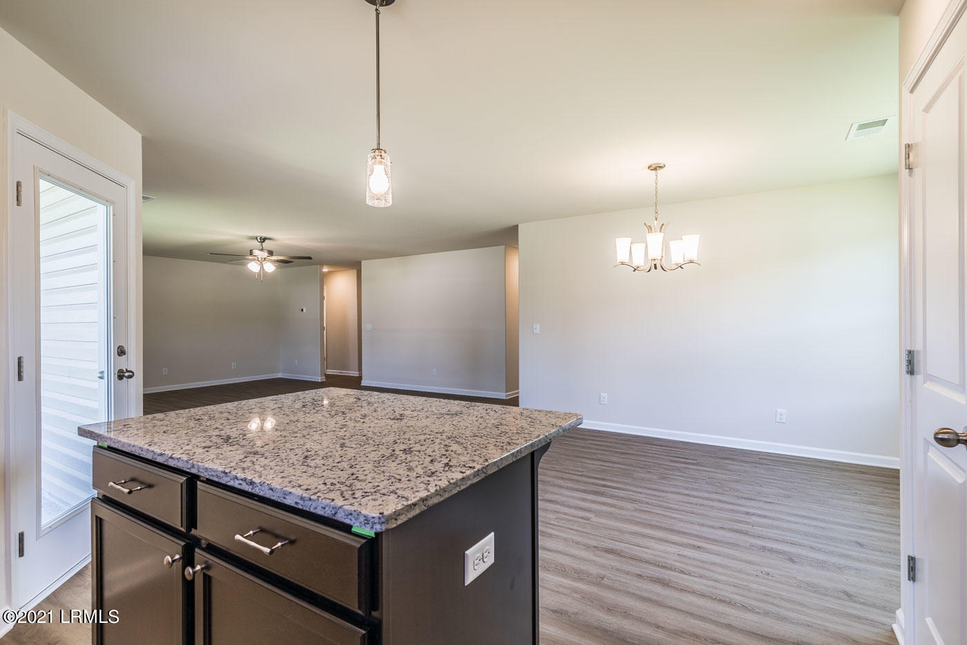 504 Ridgeland Lakes Drive Ridgeland, SC 29936 - Photo 9 of 39 9 Kitchen and dining