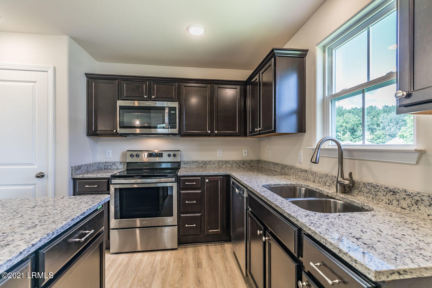 504 Ridgeland Lakes Drive Ridgeland, SC 29936 - Photo 10 of 39 10 Kitchen