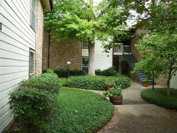 $1,350 | 7107 Holly Hill Drive, Unit 104, Dallas, TX 75231
