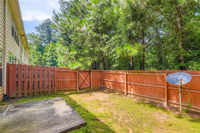 a view of a backyard