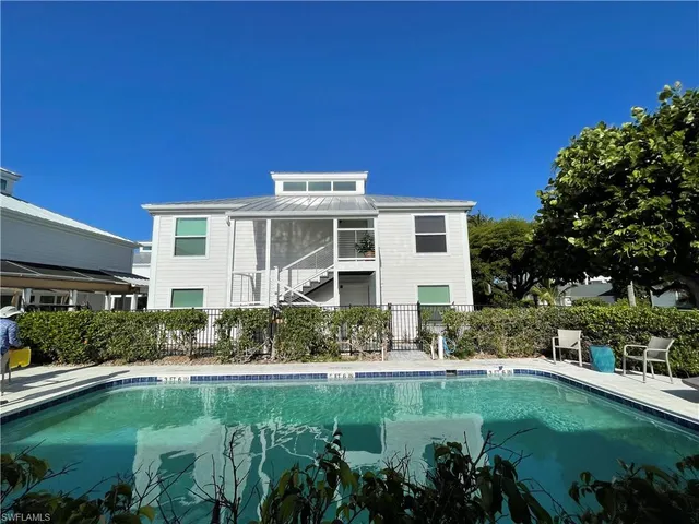 $3,950 | 254 6th Avenue South, Unit 8, Naples, FL 34102