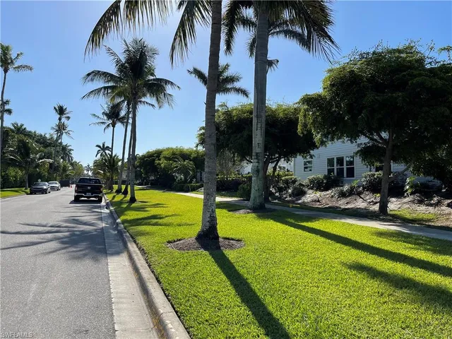 $3,950 | 254 6th Avenue South, Unit 8, Naples, FL 34102