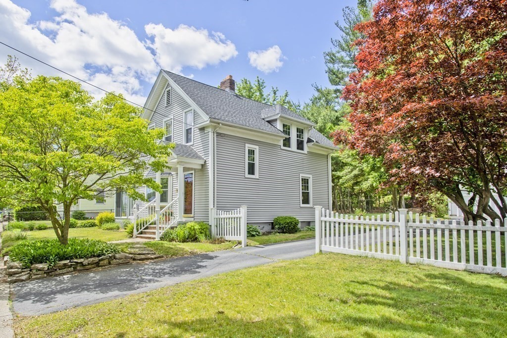 144 Pasco Road Springfield, MA 01151 - Photo 4 of 42 a house view with a garden space