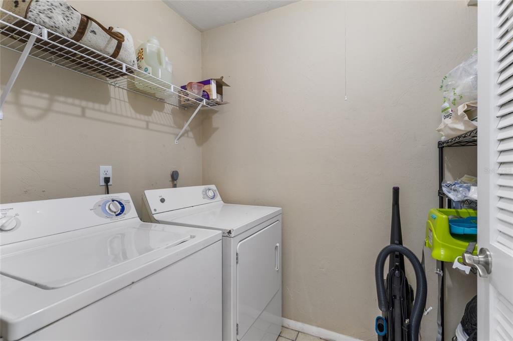 507 Northwest 39th Road, Unit 320 Gainesville, FL 32607 - Photo 29 of 33 a utility room with dryer and washer