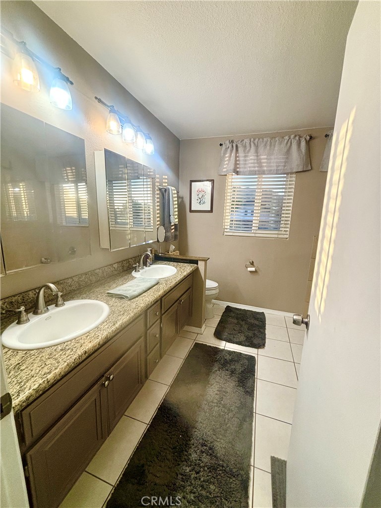 11010 Kayjay Street Riverside, CA 92503 - Photo 25 of 52 Primary Dual Vanity