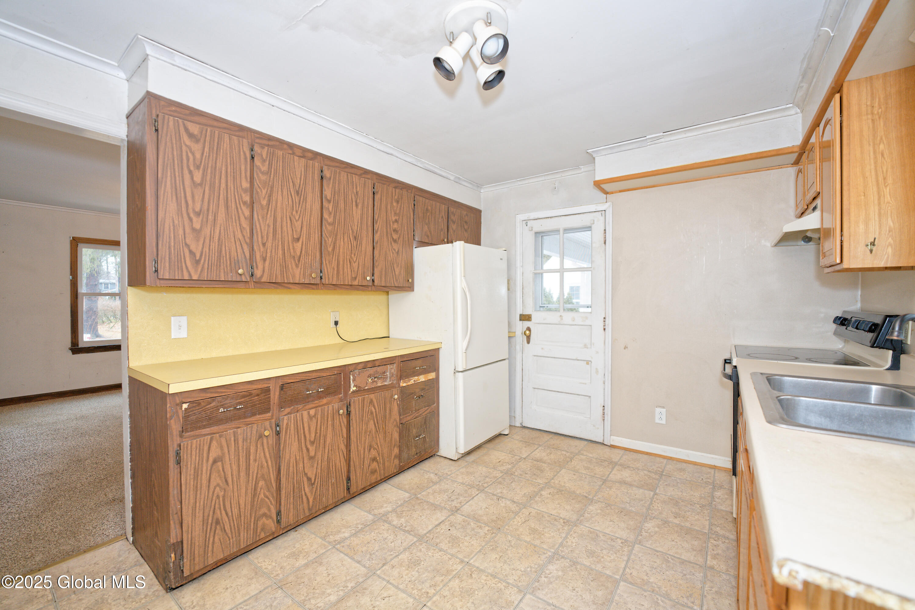 14 Keith Road Bethlehem, NY 12054 - Photo 13 of 35 3 Kitchen 3