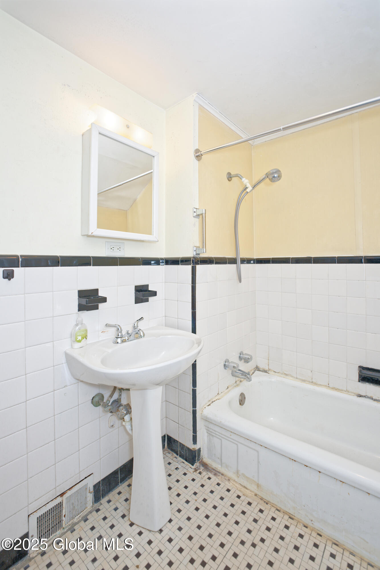 14 Keith Road Bethlehem, NY 12054 - Photo 23 of 35 5 Bathroom 2