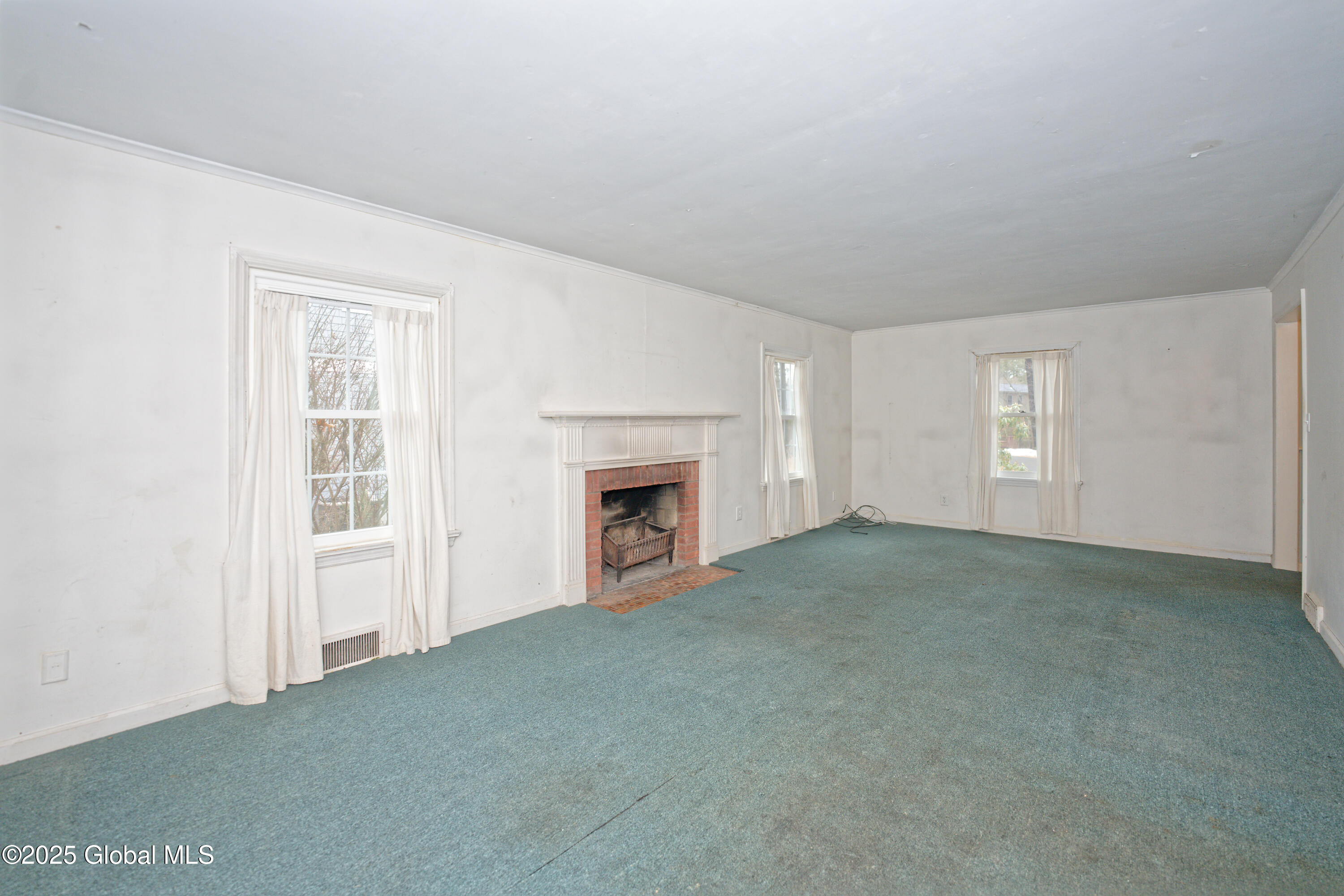 14 Keith Road Bethlehem, NY 12054 - Photo 10 of 35 2 Livingroom 4