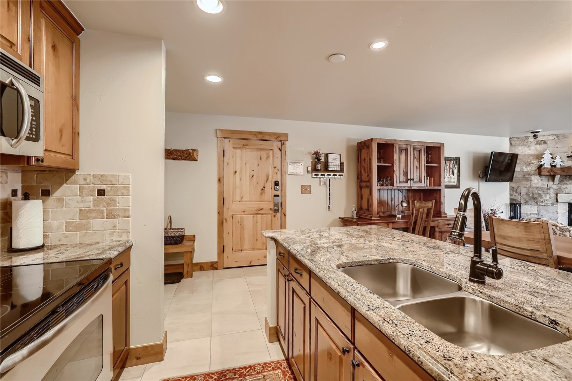 22280 Highway 6, Unit 1709 Keystone, CO 80435 - Photo 12 of 49 Fully stocked kitchen with coffee bar