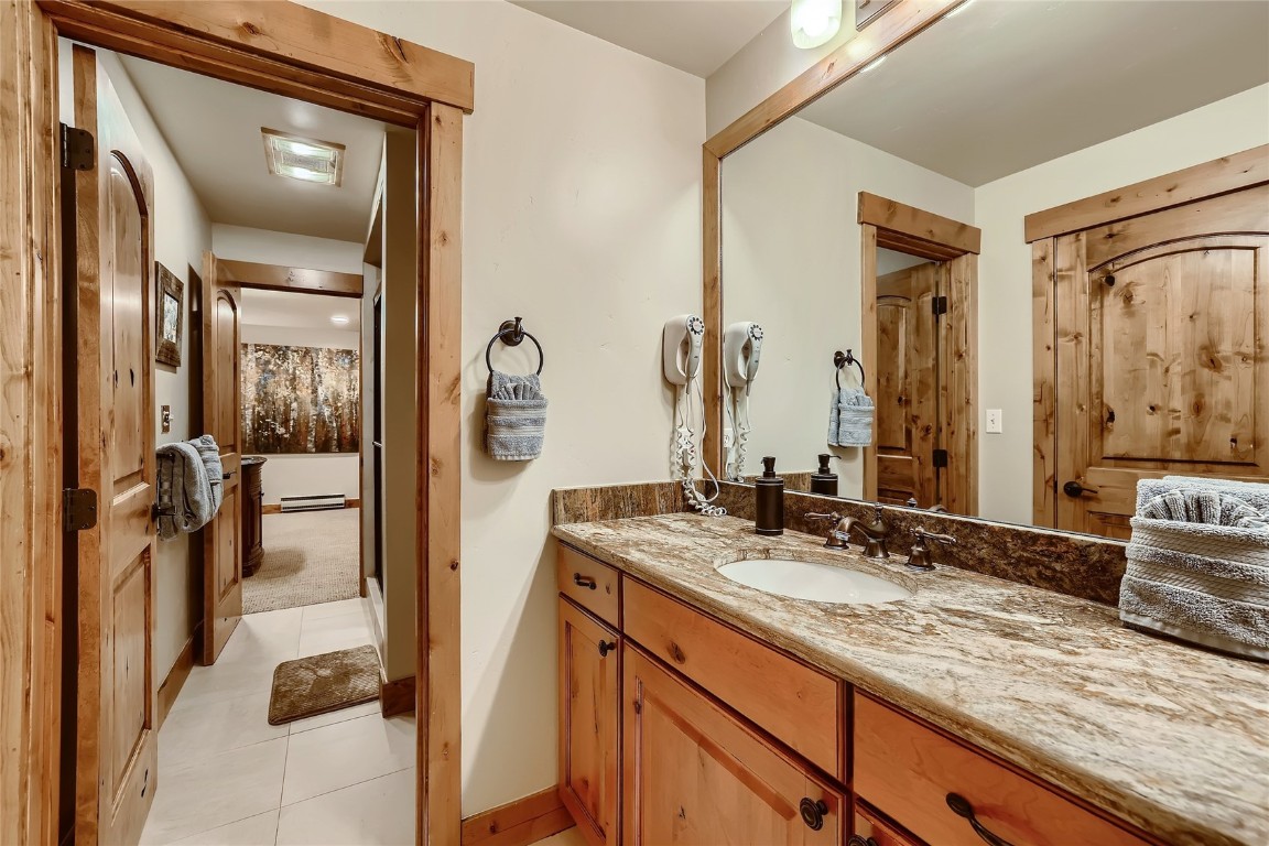 22280 Highway 6, Unit 1709 Keystone, CO 80435 - Photo 18 of 49 Bathroom with direct access to the common living area.