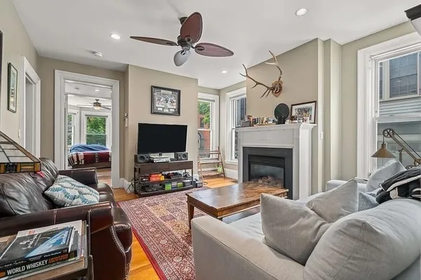 $5,300 | 271 K Street, Unit 1, Boston, MA 02127