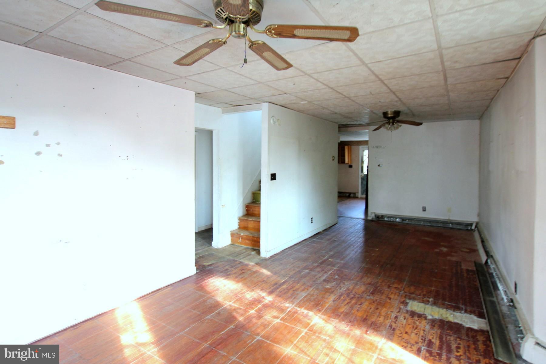 6705 German Hill Road Baltimore, MD 21222 - Photo 4 of 16 Living room