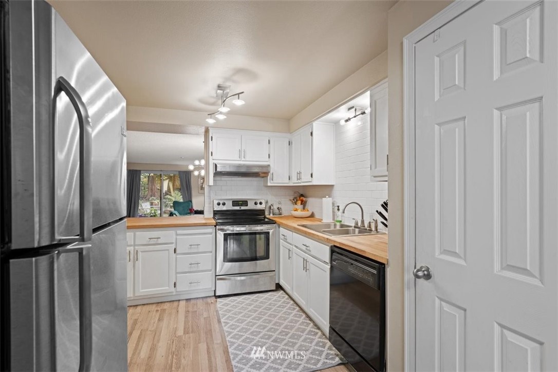 16528 23rd Avenue Southeast, Unit D2 Bothell, WA 98012 - Photo 6 of 28 Gallery Image 6