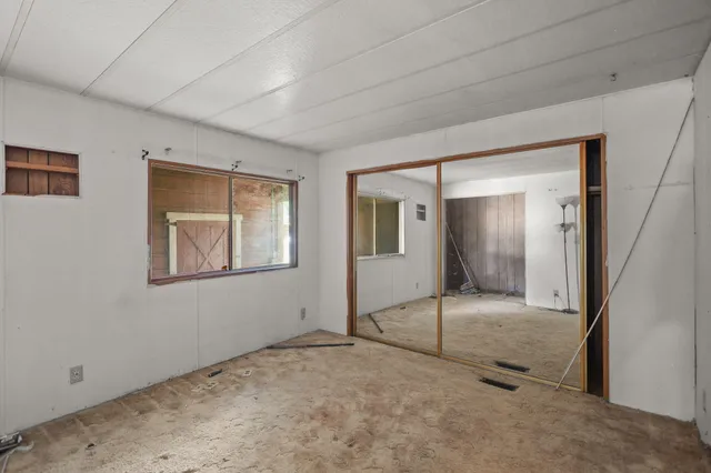 a view of empty room with window