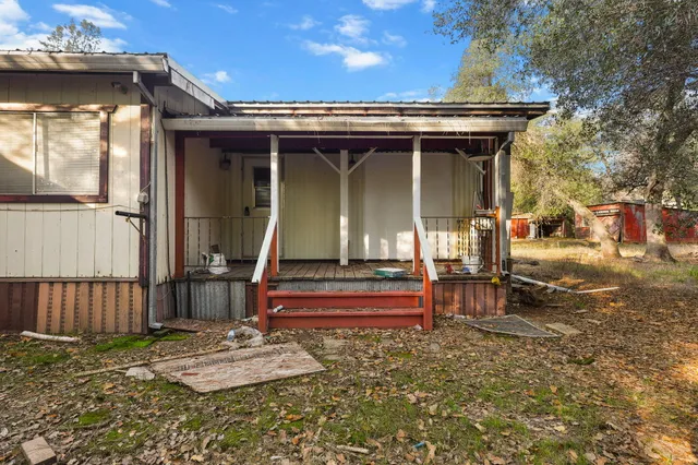 a view of a house with backyard