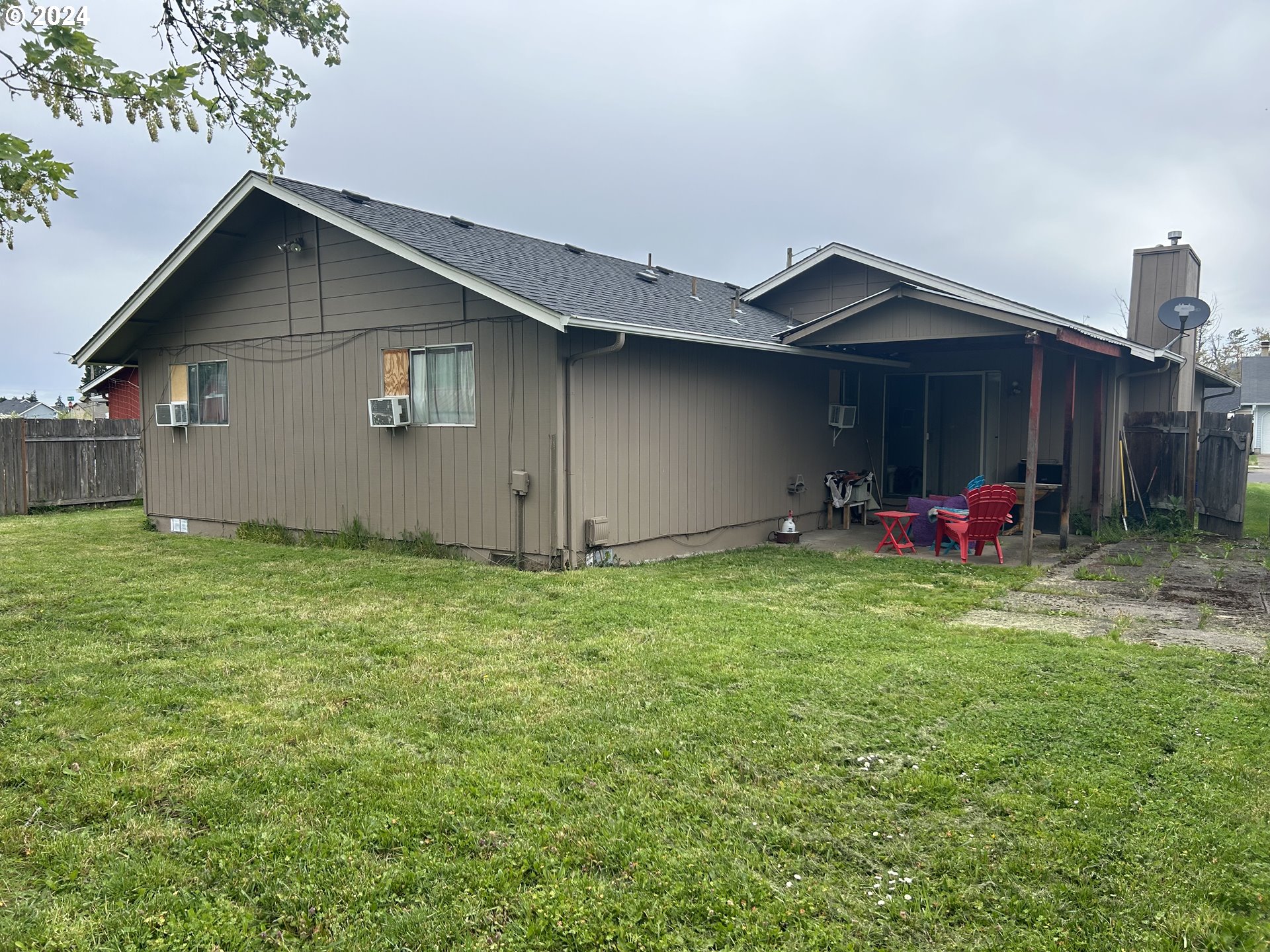 4807 Daisy Street Springfield, OR 97478 - Photo 2 of 12 a view of outdoor space yard and garage