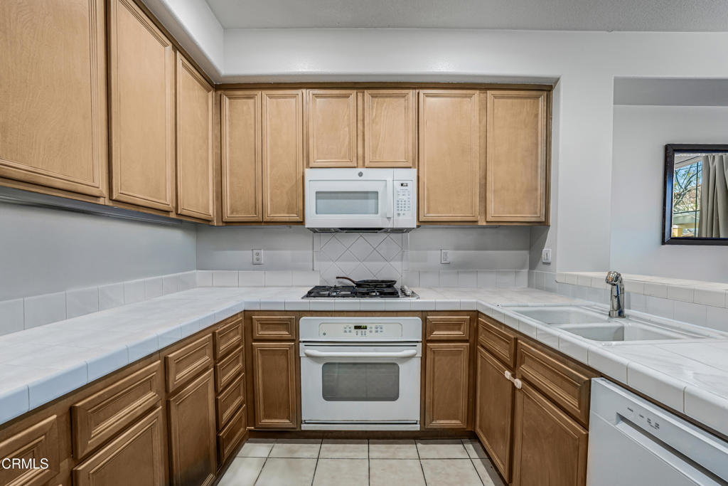 2916 Esperanza Way, Unit F Simi Valley, CA 93063 - Photo 6 of 30