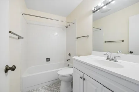 $275,000 | 826 Thornton Court, Unit 2AL, Schaumburg, IL 60193