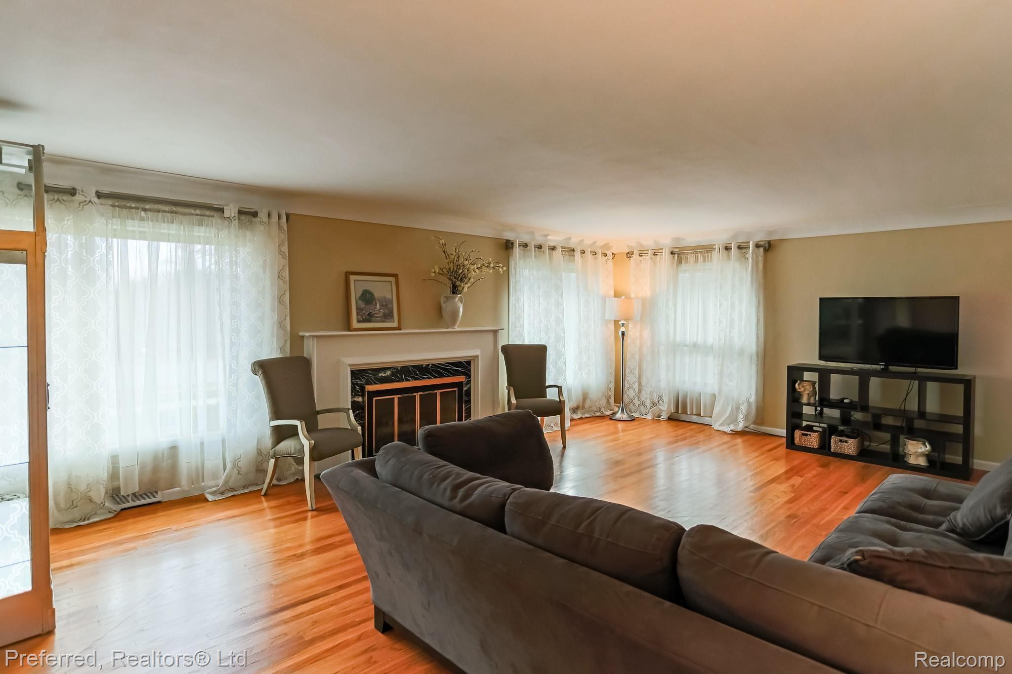 27076 Meadowbrook Road Redford, MI 48239 - Photo 6 of 36 6IMG_1630.jpg