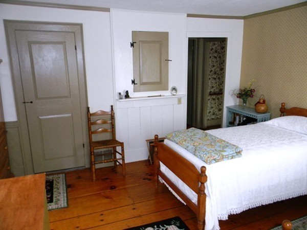 29 Wellington Road Templeton, MA 01468 - Photo 20 of 29 a bedroom with a bed and a dresser in it