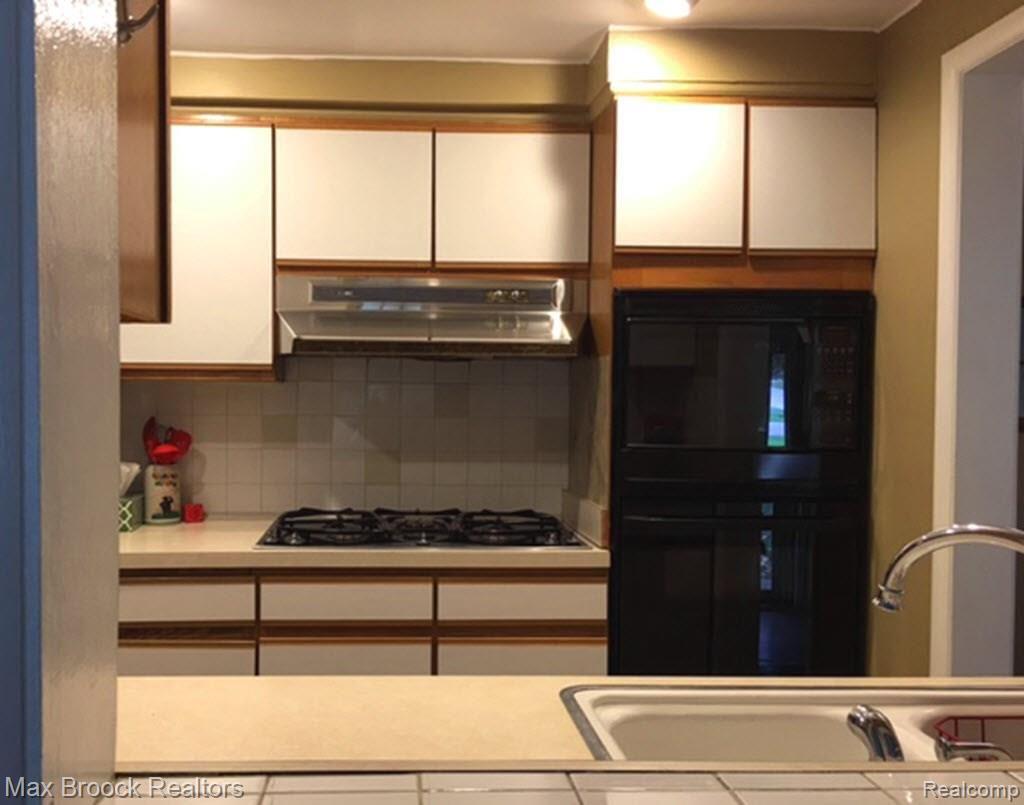 100 Kalhaven Road Rochester, MI 48307 - Photo 9 of 36 Gas range top and double wall ovens