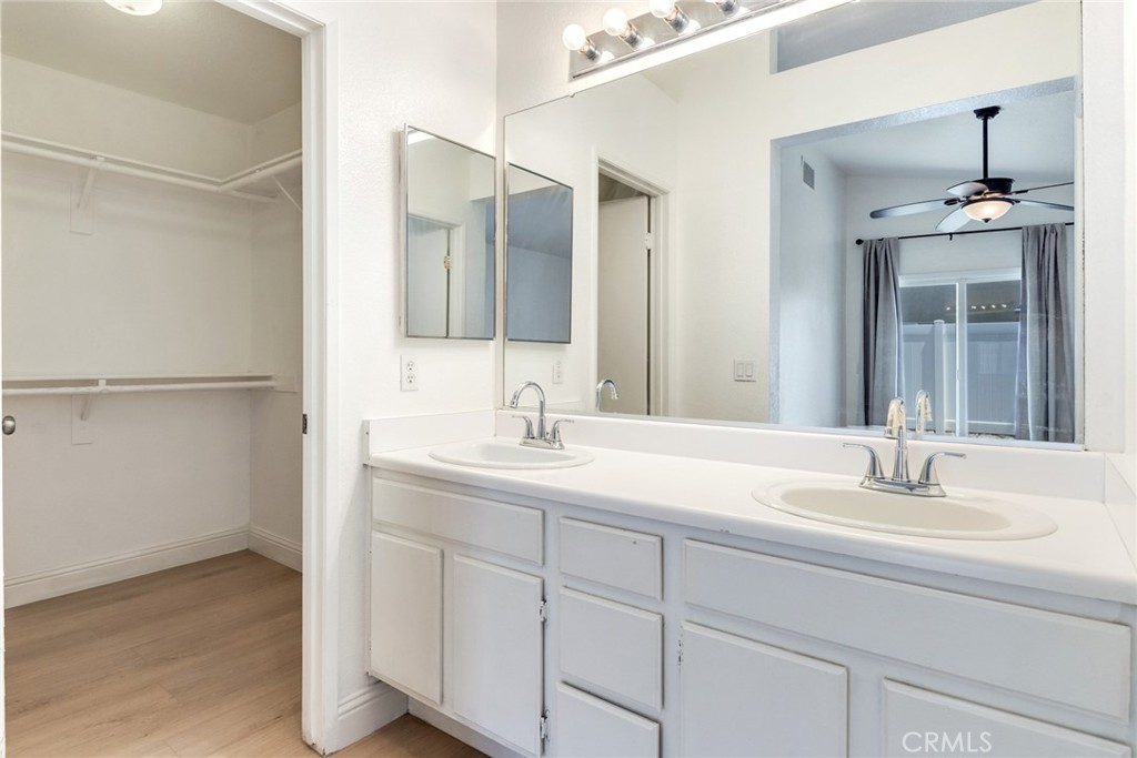 1346 Lilac Ridge Drive Perris, CA 92571 - Photo 11 of 20 Primary bathroom/closet