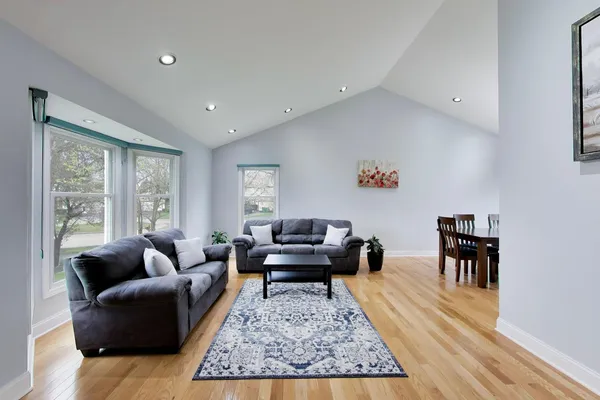 $585,000 | 19 Dellmont Court, Buffalo Grove, IL 60089