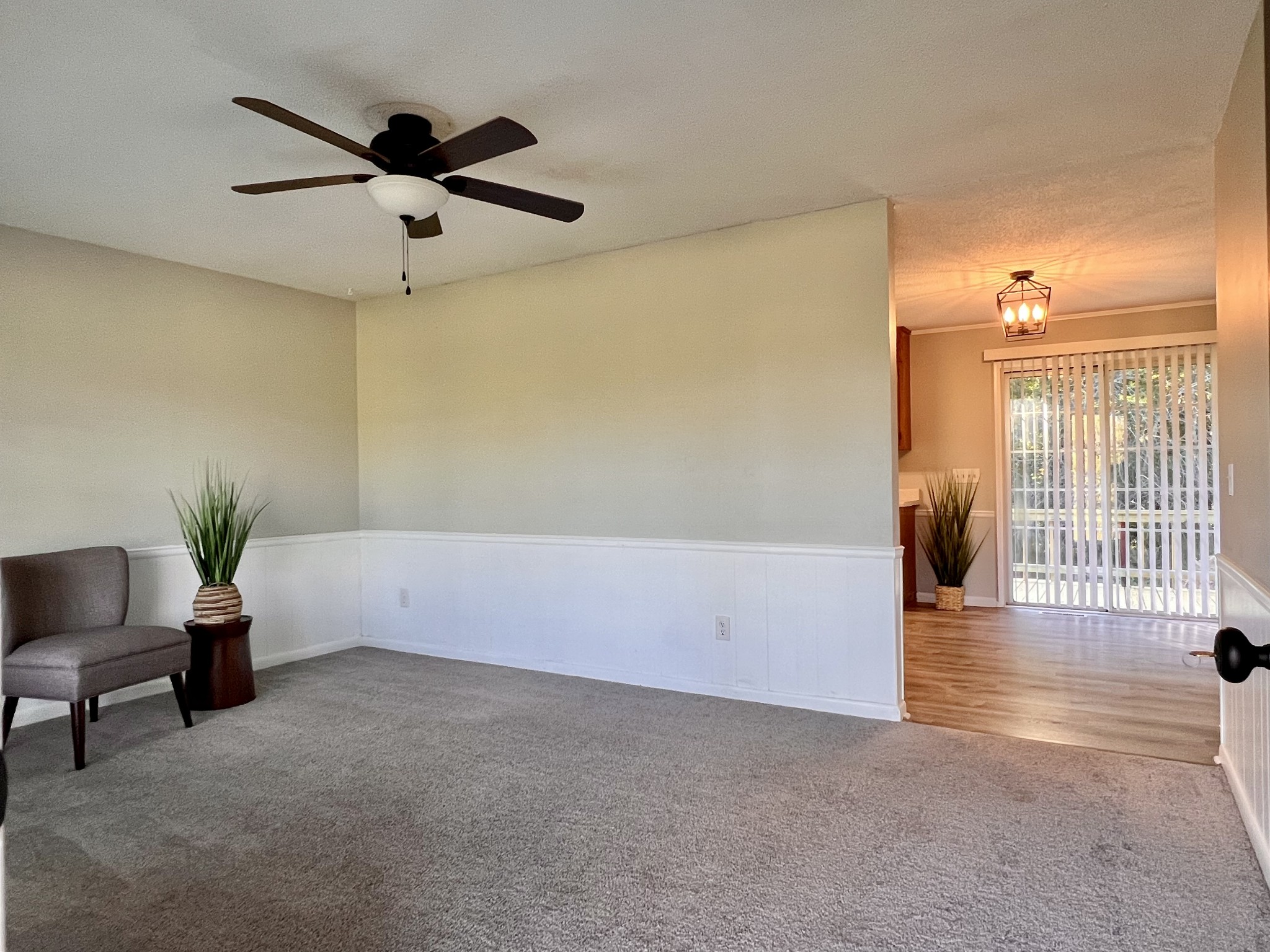 1005 West Point Road Lawrenceburg, TN 38464 - Photo 3 of 28 a view of a livingroom with a potted plant