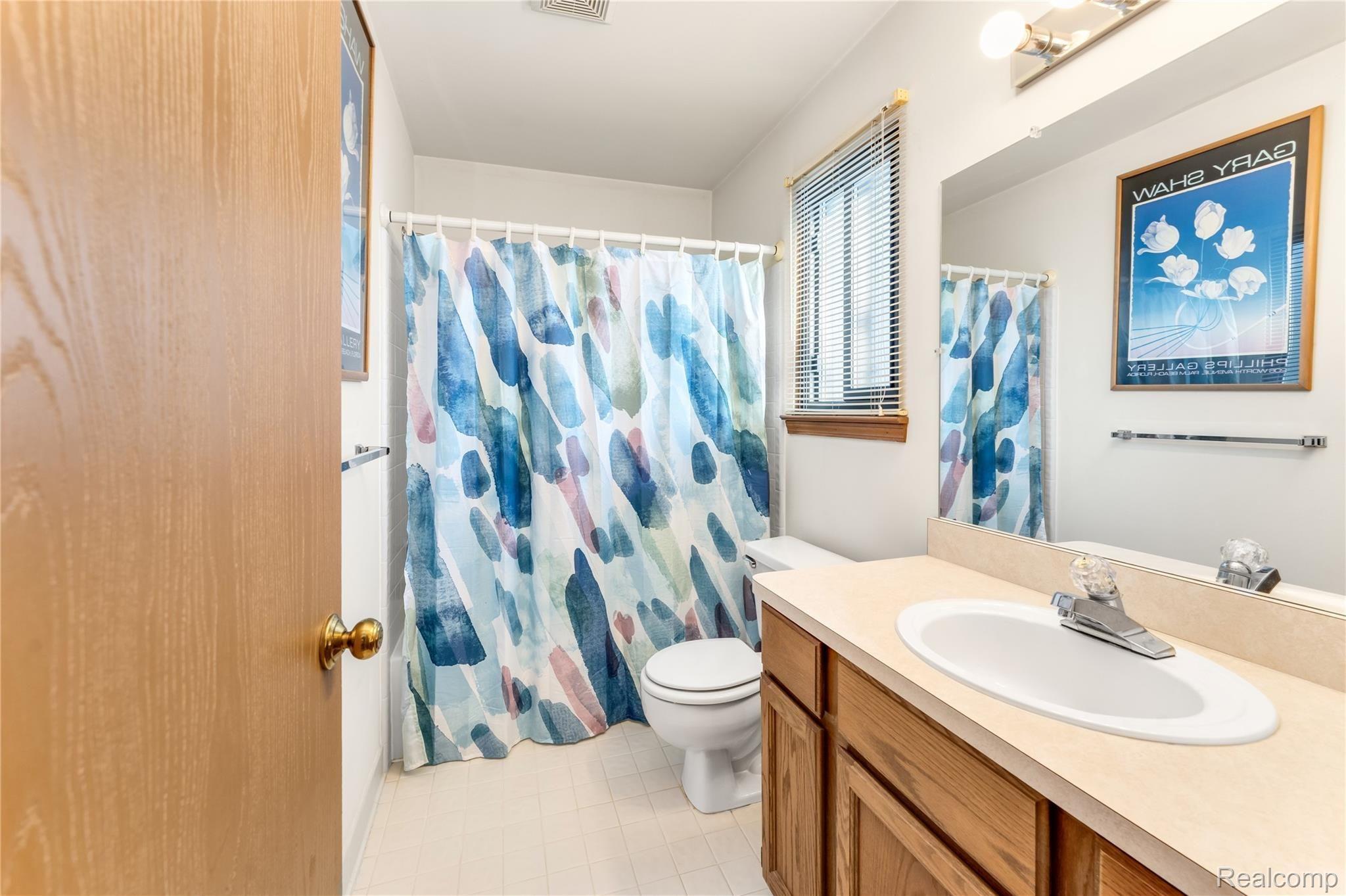 21565 Hall Road Trenton, MI 48183 - Photo 23 of 42 2nd FLOOR FULL BATH