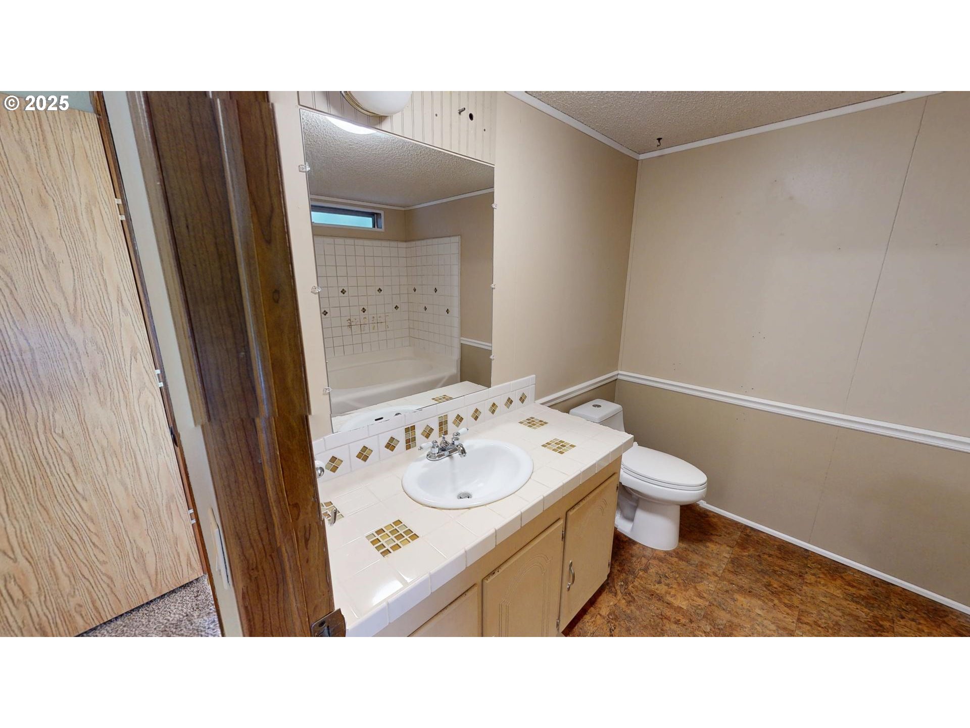 15819 Highway 101 Brookings, OR 97415 - Photo 15 of 44 Owner's Suite Bathroom