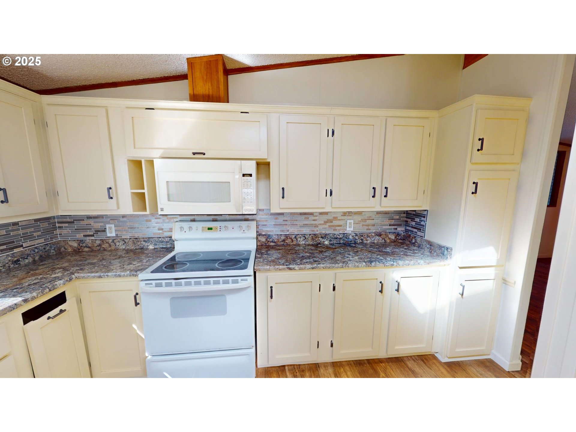 15819 Highway 101 Brookings, OR 97415 - Photo 10 of 44 Kitchen