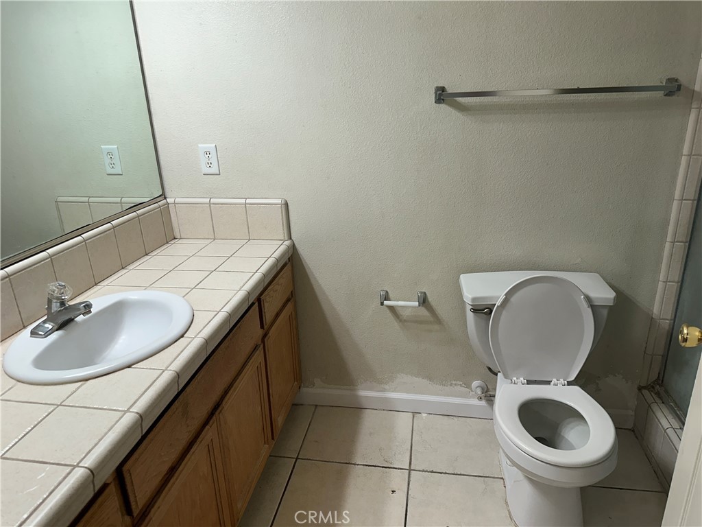 692 Gateway Circle Merced, CA 95340 - Photo 14 of 24 a bathroom with a sink toilet and a mirror
