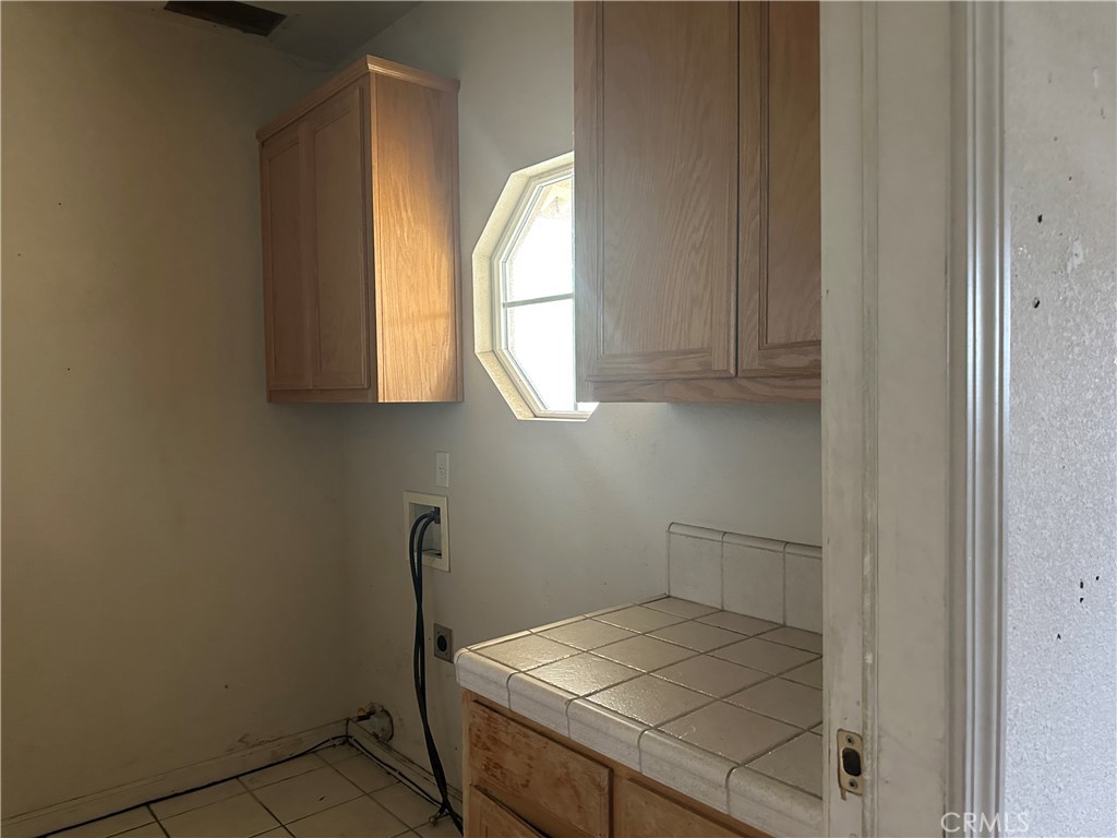692 Gateway Circle Merced, CA 95340 - Photo 18 of 24 a bathroom with a sink and a mirror