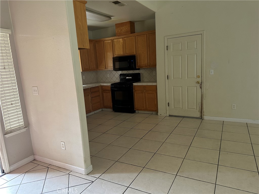 692 Gateway Circle Merced, CA 95340 - Photo 19 of 24 a view of a utility room with washing machine