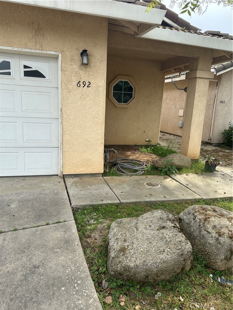 692 Gateway Circle Merced, CA 95340 - Photo 3 of 24 a view of a backyard of the house