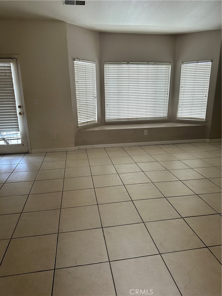692 Gateway Circle Merced, CA 95340 - Photo 5 of 24 a view of a livingroom with a window