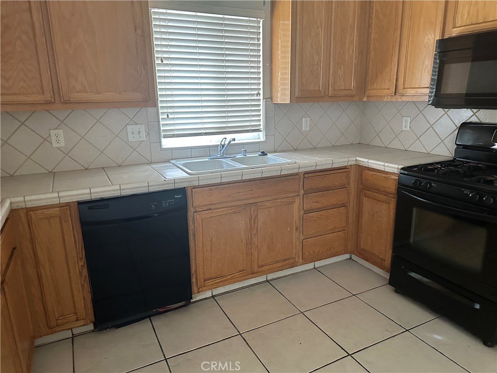 692 Gateway Circle Merced, CA 95340 - Photo 8 of 24 a kitchen with granite countertop cabinets stainless steel appliances and a sink