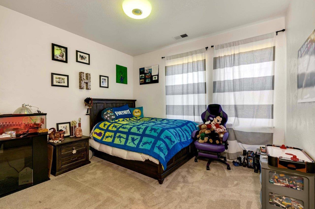 4684 Brownsboro-Meridian Road Eagle Point, OR 97524 - Photo 19 of 33 a bedroom with a bed and a window